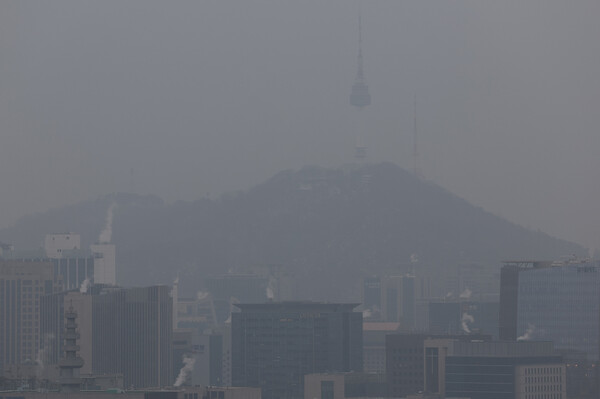 서울지역 미세먼지 농도가 나쁨 수준을 보인 9일 오전 서울 인왕산에서 바라본 도심이 미세먼지와 안개에 싸여 있다. 연합뉴스