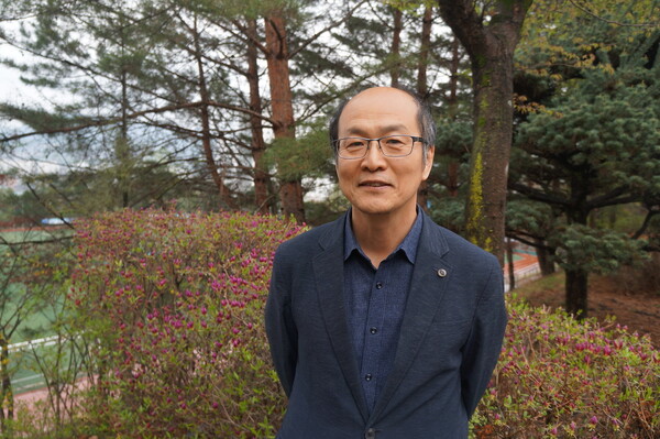 엄한진 교수가 인터뷰 뒤 사진을 찍고 있다. 강성만 선임기자