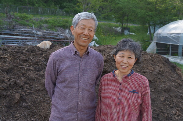 김준권 대표 부부 뒤로 생명역동농법에 사용하는 퇴비가 보인다. 강성만 선임기자