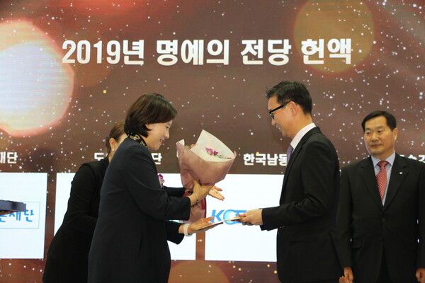 종근당고촌재단 교육기부로 ‘명예의 전당’ 종근당고촌재단(이사장 김두현)은 23일 경기도 일산 킨텍스에서 열린 ‘2019 제8회 대한민국 교육기부대상’ 시상식에서 명예의 전당에 올랐다. 인재양성을 위한 맞춤형 프로그램을 제공한 공을 인정받았다. 왼쪽부터 유은혜 교육부 장관과 종근당고촌재단 최정길 사무국장.