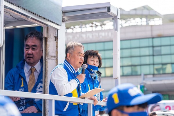 지난 7일 거리유세를 하는 송재호 더불어민주당 후보.