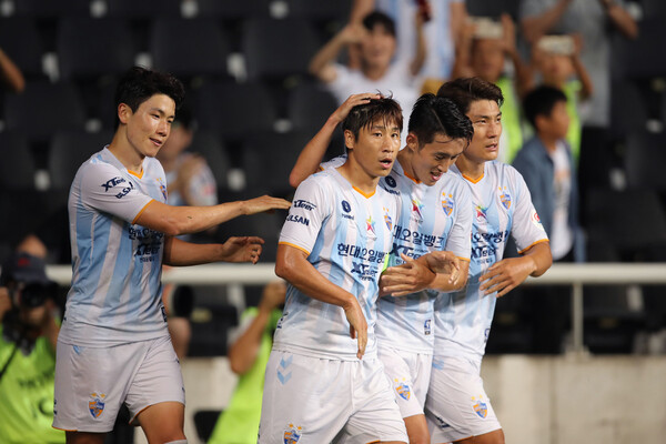울산 현대의 이근호 선수(가운데). 한국프로축구연맹 제공