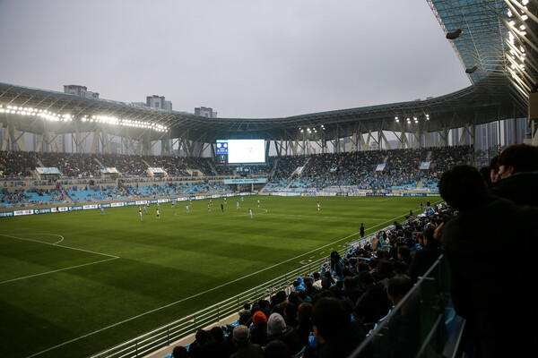 지난해 디지비(DGB)대구은행파크에서 열린 대구FC와 FC서울의 경기. 한국프로축구연맹 제공