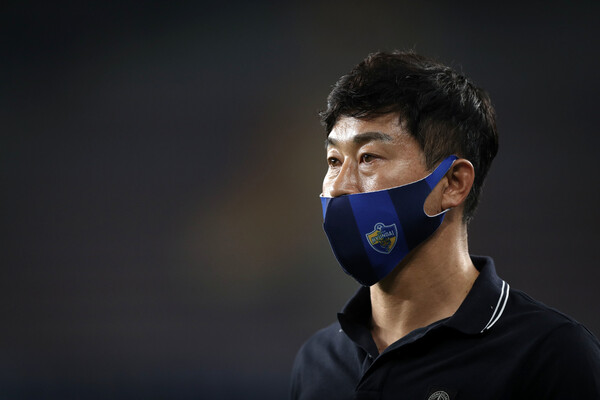 날카로운 눈으로 경기를 지켜보는 울산 현대의 김도훈 감독. 한국프로축구연맹 제공