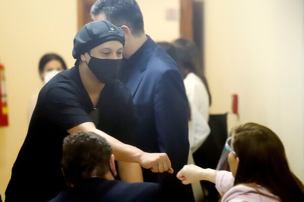 호나우지뉴가 25일(한국시각) 파라과이 아순시온의 법정에서 검사와 주먹 악수를 하고 있다. 아순시온/EPA 연합뉴스