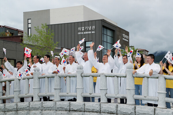 지난해 광복절 의열기념관 앞에서 열린 밀양시 만세 기념운동 모습. 밀양시 제공