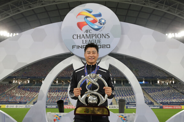 김도훈 울산 현대 감독이 아시아축구연맹(AFC) 챔피언스리그 우승 트로피를 들고 환하게 웃고 있다. 한국프로축구연맹 제공