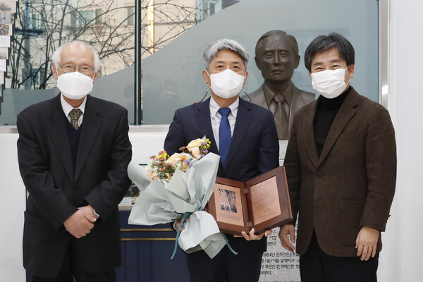 ‘제19회 송건호언론상’ 시상식이 22일 서울 공덕동 한겨레신문사 사옥에서 열렸다. 수상자 정용욱(가운데) 서울대 국사학과 교수가 김현대(오른쪽) 한겨레신문사 대표, 김태진(왼쪽) 청암언론문화재단 이사와 송건호 선생 흉상 앞에서 함께 했다. 이정아 기자 leej@hani.co.kr