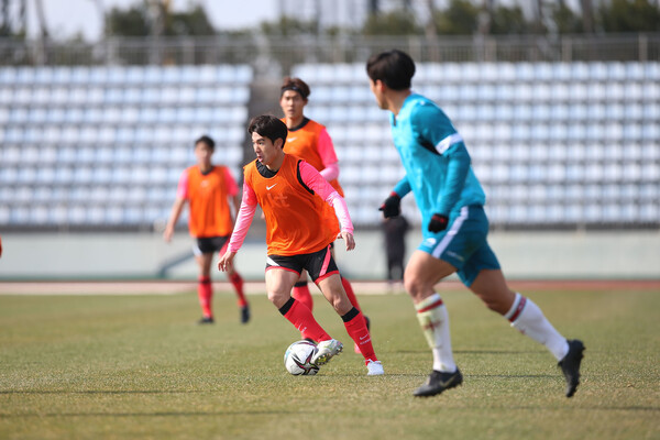 2일 제주 서귀포 강창학종합경기장에서 열린 올림픽대표팀과 대전하나시티즌의 경기에서 올림픽팀의 김대원이 드리블하고 있다. 대한축구협회 제공