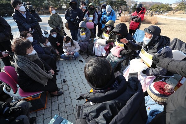 송경동 시인(오른쪽부터)과 정홍형 금속노조 부산양산지부 수석부위원장, 김우 권리찾기유니온 활동가가 지난 2일 단식농성을 진행하고 있는 청와대 분수대 광장을 찾아온 최영애 국가인권위위원장(맨왼쪽)과 이야기를 나누고 있다. 강창광 선임기자 chang@hani.co.kr