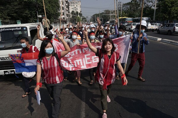 미얀마 군부 SNS 막은 다음날, 쿠데타 이후 ‘최대 시위’
