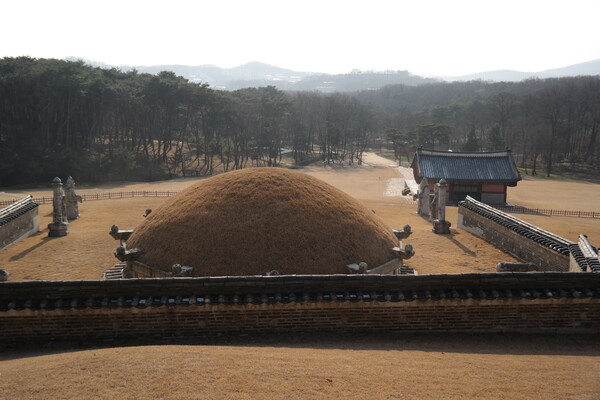 경기 화성 융릉의 능침 뒤에서 바라본 입지경관. 정자각이 정면에서 비켜있는 것은 정자각이 능침을 막아서는 안된다는 정조의 풍수적 견해 때문이었다고 한다.   “묏자리가 낮고 평평한데 정자각이 중앙에 자리 잡으면 안산이 비록 가로막히지 않는다 하더라도 마루의 기운은 퍼지지 못하니 형세 상 좌우측으로 옮겨야 될 듯하다.” <현륭원원소도감의궤>에 나오는 정조의 말이다. 사진 최원석 교수 제공