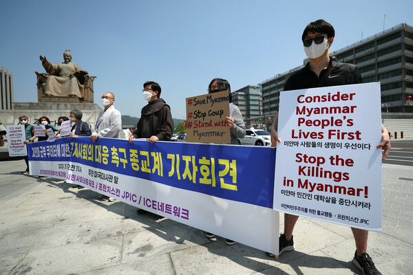 13일 오전 서울 종로구 세종로 광화문광장 미 대사관 앞에서 미얀마민주주의를 위한 불교행동, 원불교시민사회네트워크, 프란치스칸JPIC, 국제기후종교시민네트워크 등의 관계자들이 미얀마 군부의 학살행위 종식을 위해 국제사회의 즉각적인 대응방안 마련과 이행을 촉구하고 있다. 이종근 선임기자 root2@hani.co.kr