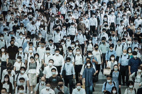 28일 일본 도쿄에서 시민들이 마스크를 쓰고 걷고 있다. 도쿄/AFP 연합뉴스