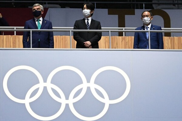 스가 요시히데 일본 총리가 8일 도쿄올림픽 폐막식에 참석하고 있다. 도쿄/AFP 연합뉴스