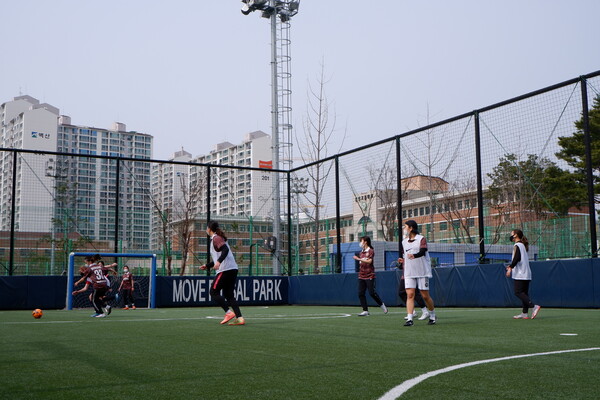 최현희(25)씨가 사회인 여자축구 동호회 너티FC 회원들과 함께 축구를 하는 모습. 최현희씨 제공