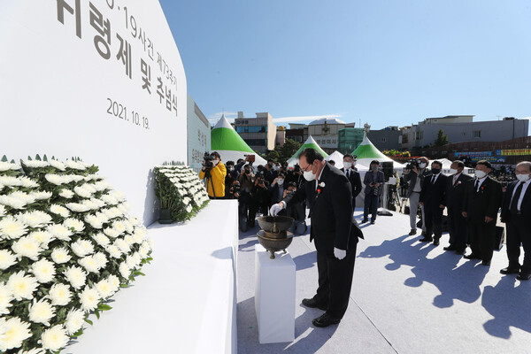 19일 열린 여순사건 73주기 추념식에서 유족 대표들이 희생자를 영면을 기원하며 분향하고 있다. 연합뉴스