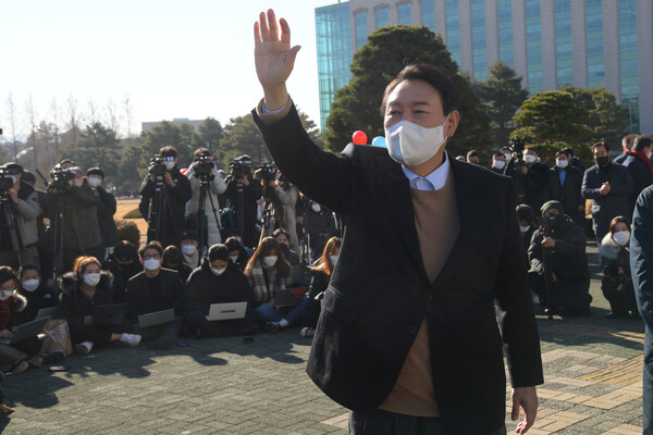 윤석열 국민의힘 대선후보가 13일 서울 여의도 국회 본관 앞에서 중앙선대위 장애인복지지원본부가 개최한 전국 릴레이정책투어 '장문현답(장애인 문제의 답은 현장에 있다)' 출정식에 참석해 인사하고 있다. 공동취재사진