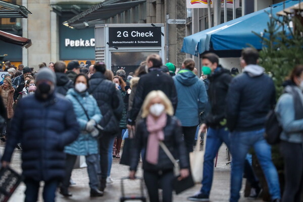 28일 독일 브레멘 쇼핑가를 시민들이 마스크를 쓰고 걷고 있다. 브레멘/EPA 연합뉴스