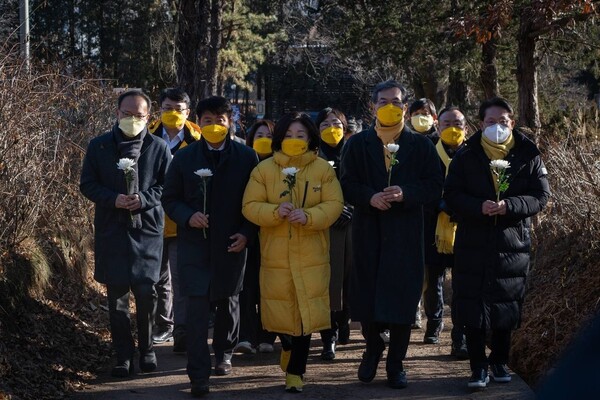 심상정 정의당 대선 후보와 선대위 관계자들이 1일 오전 경기 남양주시 마석 모란공원 고 노회찬 전 의원 묘역을 참배하고 있다. 정의당 제공