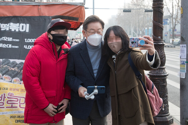 이재명 더불어민주당 대선 후보가 9일 오후 거리에서 시민들과 사진을 찍고 있다. 공동취재사진