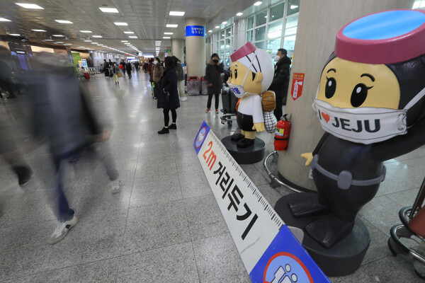 제주국제공항 도착장에 설치된 코로나19 예방을 위한 거리두기 캠페인 조형물이 이용객들의 눈길을 끌고 있다. 연합뉴스