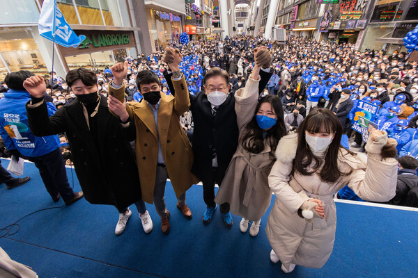 이재명 더불어민주당 대선후보가 제20대 대통령 선거 공식 선거운동 첫날인 15일 대전시 으능정이 거리에서 연설을 마친 뒤 청년들과 함께 손을 들어 지지자들에게 인사하고 있다. 공동취재사진