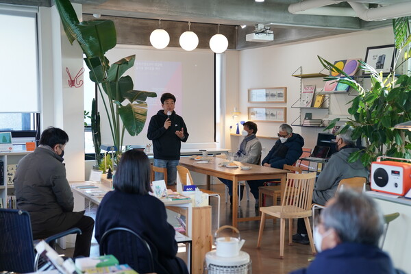 19일 오후 책방 인터뷰에서 &lt;세계자연유산 뭐길래, 볼수록 경이로운 제주&gt;와 &lt;메밀&gt; 출판 기념회가 열리고 있다. 인터뷰 제공