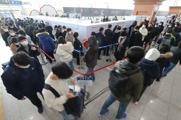 제20대 대통령선거 사전투표 첫날인 4일 오후 서울 용산구 서울역 남영동 사전투표소에서 유권자들이 투표를 위해 길게 줄서 있다. 김태형 기자 xogud555@hani.co.kr