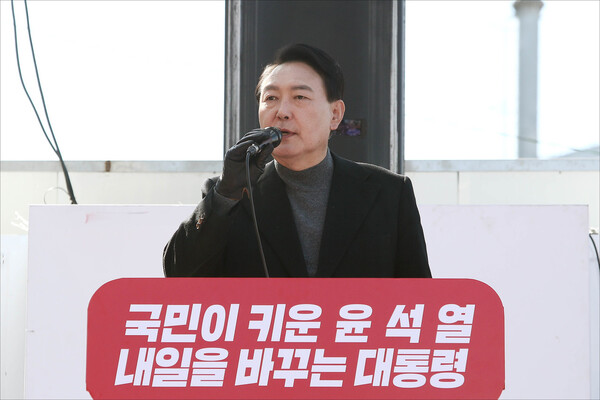 윤석열 국민의힘 대선 후보가 지난 6일 오후 경기 의정부시 행복로 이성계 동상 앞에서 유세를 하고 있다. 공동취재사진