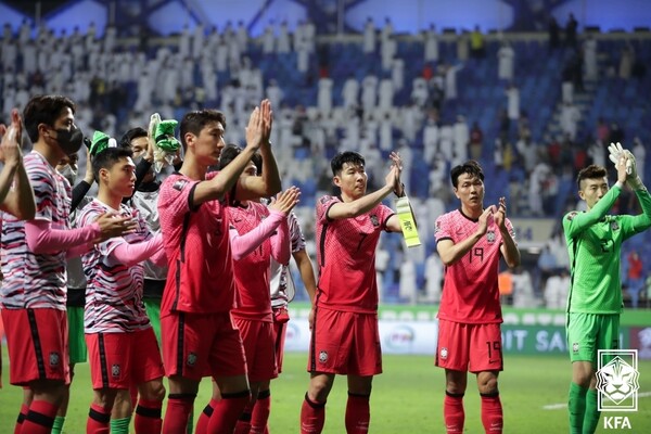 손흥민 등 한국 축구대표팀 선수들이 29일(현지시각) 열린 2022 카타르월드컵 아시아 최종예선 A조 10차전 아랍에미리트와 경기 뒤 인사하고 있다. 대한축구협회 제공