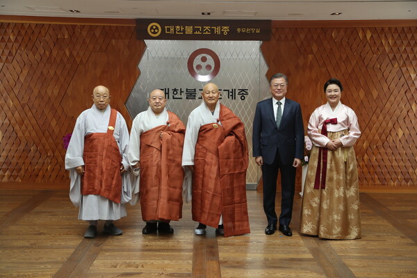 30일 서울 조계사에서 열린 조계종 종정 추대 법회에 참석한 문재인 대통령 내외가 종정 성파 스님(가운데), 원로의장 세민 스님(맨왼쪽), 총무원장 원행 스님(왼쪽에서 두번째)과 함께 기념 촬영을 하고 있다. 조계종 제공