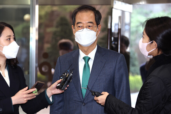 한덕수 국무총리 후보자가 4일 오전 서울 종로구 적선동 한국생산성본부 건물에 마련된 국회 인사청문회 준비단 사무실에 첫 출근을 하며 본격적인 청문회 대비를 시작하고 있다. 공동취재사진