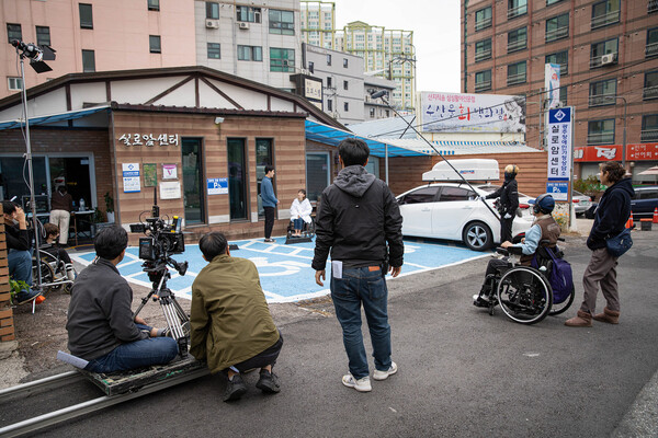 지난해 영화 ‘똥 싸는 소리’ 촬영현장에서 조재형 감독이 휠체어에 앉은 채  연출을 지휘하고 있다. 사진 광주영화영상인연대 제공