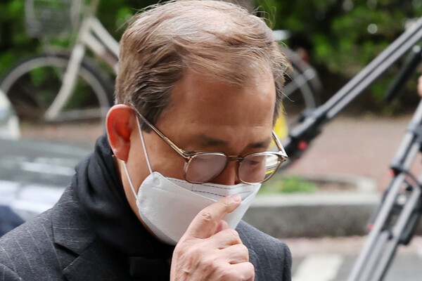 김인철 사회부총리 겸 교육부 장관 후보자가 14일 오전 서울 영등포구 한국교육시설안전원에 마련된 인사청문회 준비 사무실로 출근하며 취재진의 질문을 받고 있다. 연합뉴스