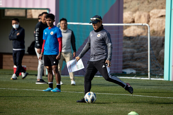 신태용 인도네시아 축구대표팀 감독이 한국 전지훈련 중 직접 패스 시범을 보이고 있다. 마쿠스 한 제공