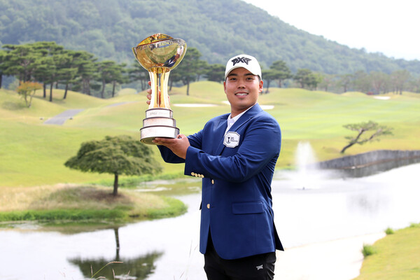 신상훈이 12일 경남 양산 에이원 컨트리클럽에서 열린 한국프로골프(KPGA) 코리안투어 KPGA챔피언십에서 우승한 뒤 기뻐하고 있다. KPGA 제공