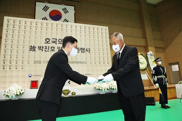 ‘호국의 영웅 고 박진호 일병 귀환행사’가 19일 오후 경기 동두천시 국민체육센터에서 거행되고 있다. 국방부 유해발굴감식단 제공