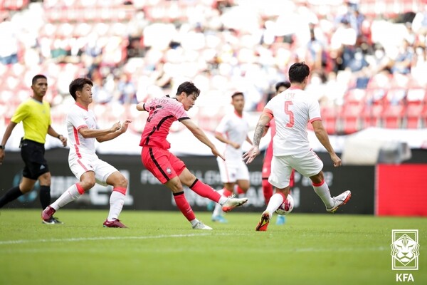 강성진이 24일 일본 아이치현 도요타 스타디움에서 열린 2022 동아시안컵 남자부 2차전 홍콩과의 경기에서 선제골을 넣고 있다. 대한축구협회 제공