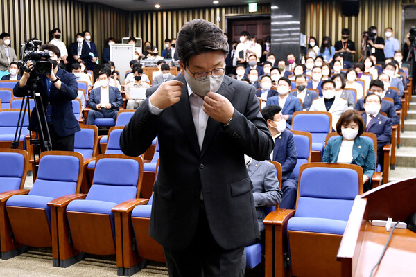 권성동 국민의힘 원내대표가 1일 오후 국회에서 열린 의원총회에서 발언을 하기 위해 단상으로 이동하고 있다. 공동취재사진