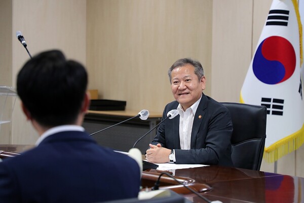 이상민 행정안전부 장관이 6일 오후 정부세종청사에서 중요 장기 미제사건 해결에 기여한 현장 경찰관에 대한 유공 표창을 수여한 뒤 격려하고 있다. 행정안전부 제공