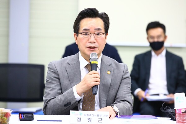 정황근 농림축산식품부 장관이 22일 충남 부여군 공공형 계절근로 시범사업 현장을 찾아 발언하고 있다. 공공형 계절근로 사업은 올해 첫 도입한 농촌인력지원 시범사업으로 부여군 등 모두 5개 지자체가 선정됐다.
