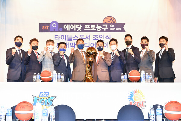 11일 열린 프로농구 미디어데이에서 각 팀 감독들이 선전을 다짐하고 있다. KBL 제공