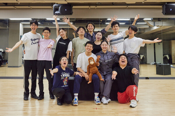 수석배우인 민정기, 정범진, 한소라, 이한길(뒷줄 왼쪽부터) 등 ‘드리머스’ 공연팀이 연습을 하고 있다. 라하프 제공