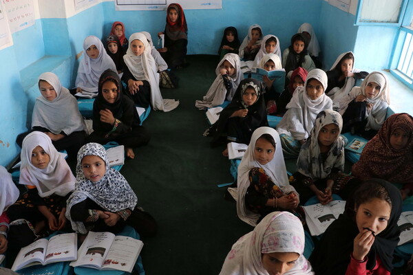 11월 9일(현지시각) 아프가니스탄 칸다하르의 한 임시 학교에서 소녀들이 수업을 듣고 있다. 탈레반 정부가 여성 교육을 제한하면서 아프간에서는 이러한 작은 임시 학교들이 만들어지고 있다. 칸다하르/EPA 연합뉴스