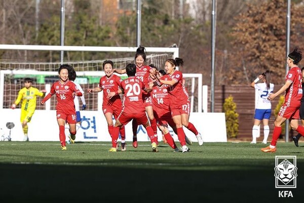 인천 현대제철 공격수 이민아(가운데)가 26일 열린 2022 여자축구 WK리그 챔피언 결정 2차전에서 득점한 뒤 동료들과 함께 기뻐하고 있다. 연합뉴스