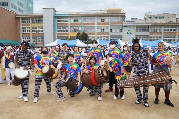 아미두 디아바테와 청소년 제자들이 부평 풍물축제에서 사진을 찍고 있다. 조윤령 관장 제공