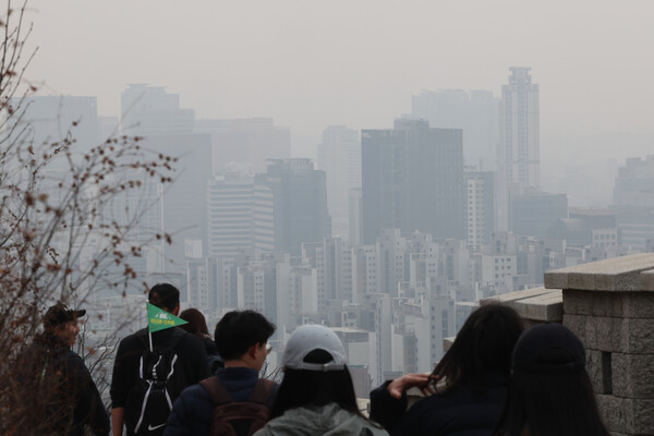 서울의 초미세먼지 농도가 나쁨 수준을 보인 12일 오전 서울 종로구 인왕산에서 바라본 도심이 뿌옇다. 연합뉴스