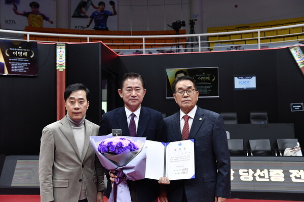 한국실업탁구연맹 이병배 신임 회장(가운데)이 13일 남만진 선거관리위원장(오른쪽), 유남규 부회장과 함께 포즈를 취하고 있다. 한국실업탁구연맹 제공