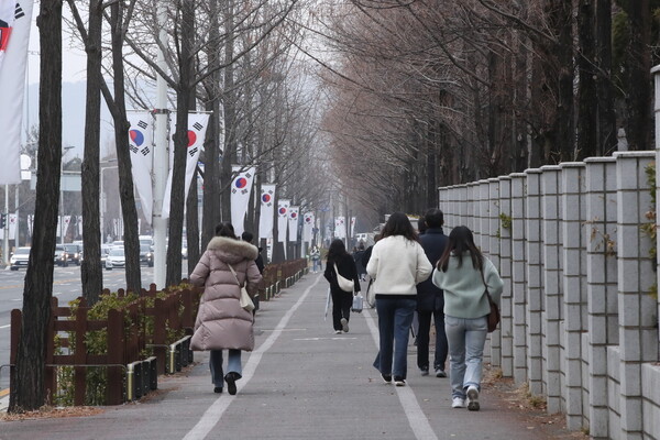 날씨가 흐린 13일 오전 대전 서구 둔산동에서 시민들이 출근하고 있다. 연합뉴스